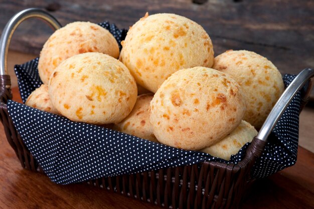 Brasilianischer Snack, traditionelles Käsebrot aus Minas Gerais - pao de queijo