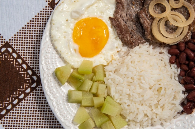 Brasilianischer Speiseplatt von oben mit zwei Proteinen