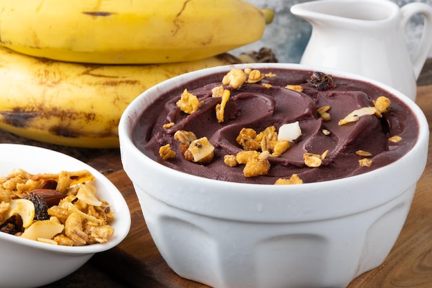 Foto brasilianisches acai mit müsli in einer schüssel. selektiver fokus