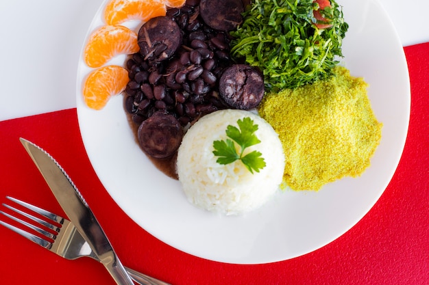 Brasilianisches Feijoada-Essen. Draufsicht - Bild