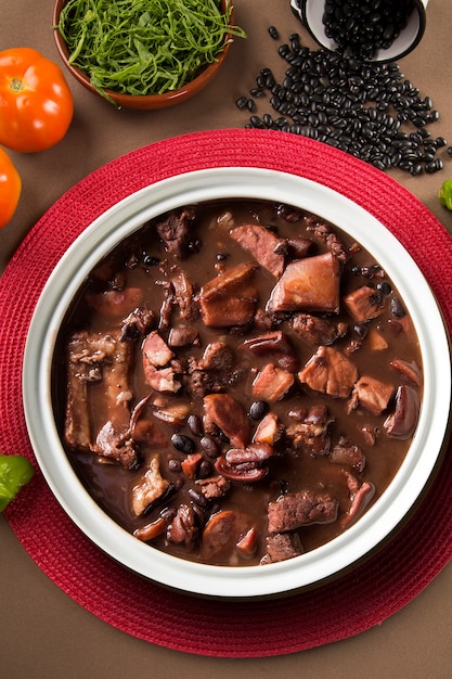 Brasilianisches Feijoada Essen. Draufsicht mit Kopierraum