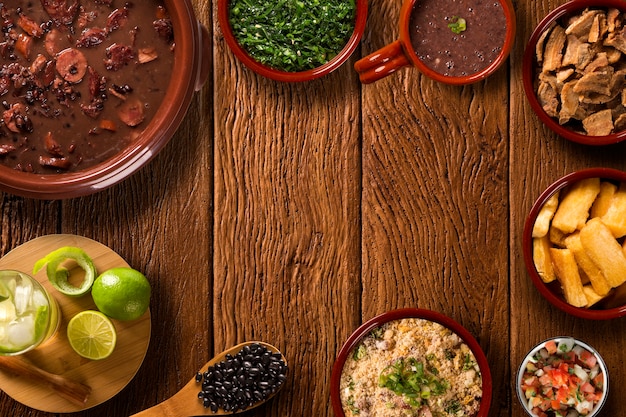 Brasilianisches Feijoada Essen. Draufsicht mit Kopierraum