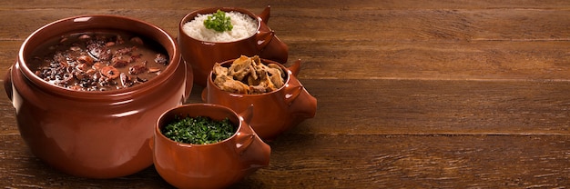 Brasilianisches Feijoada Essen. Outdoor-Format.