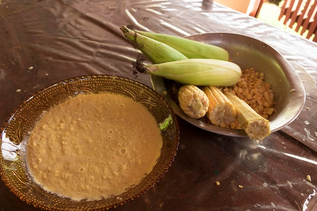 Brasilianisches Haus aus Zuckermais-Dessert namens Pamonha