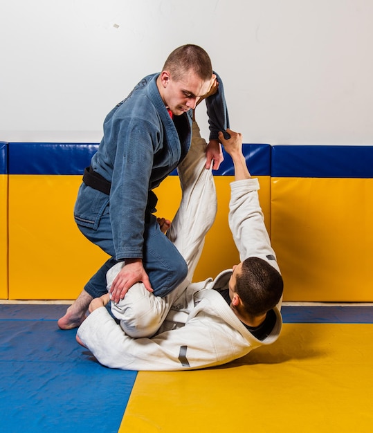 Foto brasilianisches jiujitsu und grappling-training für männer in einem selbstverteidigungsstudio