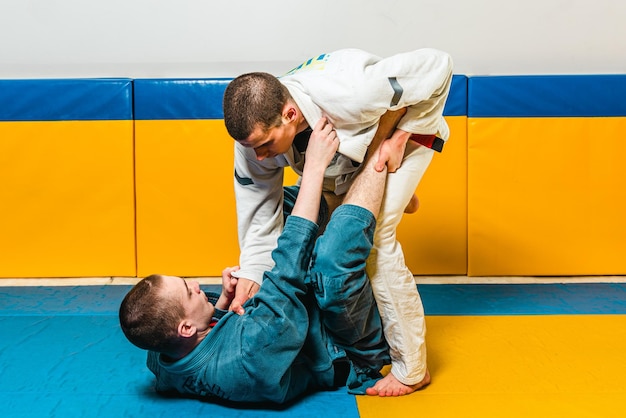 Brasilianisches Jiujitsu- und Grappling-Training für Männer in einer Selbstverteidigungshalle