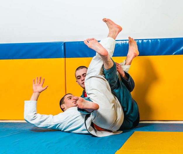 Brasilianisches Jiujitsu- und Grappling-Training für Männer in einer Selbstverteidigungshalle