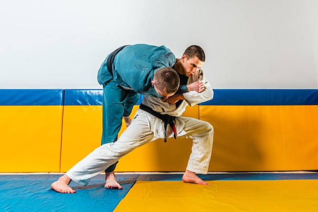 Brasilianisches Jiujitsu- und Grappling-Training für Männer in einer Selbstverteidigungshalle