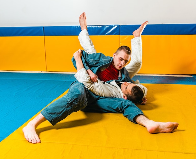 Brasilianisches Jiujitsu- und Grappling-Training für Männer in einer Selbstverteidigungshalle