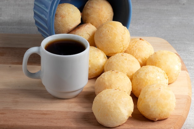 Brasilianisches Käsebrot (Pao de Queijo) und schwarzer Kaffee.