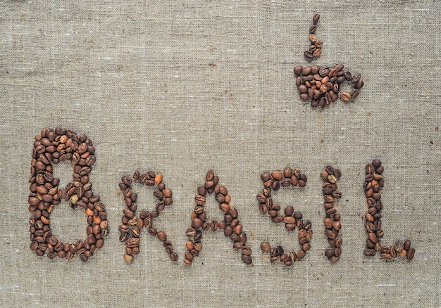 Brasilianisches Kaffeekonzept. Die Inschrift Brasilien machte Kaffeebohnen.