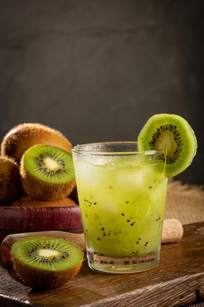 Brasilianisches Kiwi-Caipirinha-Cachaca-Getränk mit Kiwi auf Holzhintergrund