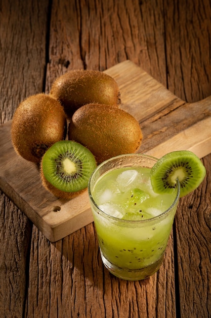 Brasilianisches Kiwi-Caipirinha-Cachaca-Getränk mit Kiwi auf Holzhintergrund