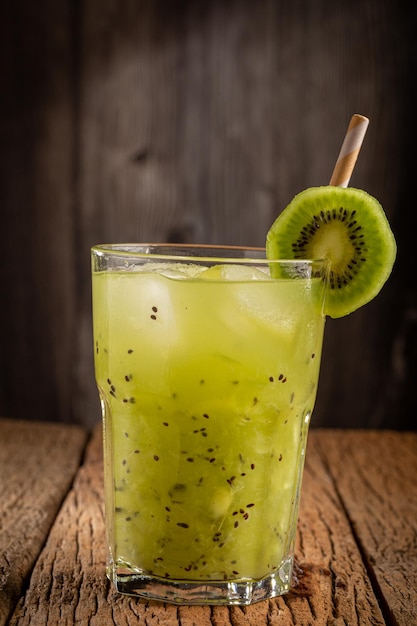 Brasilianisches Kiwi-Caipirinha-Cachaca-Getränk mit Kiwi auf Holzhintergrund