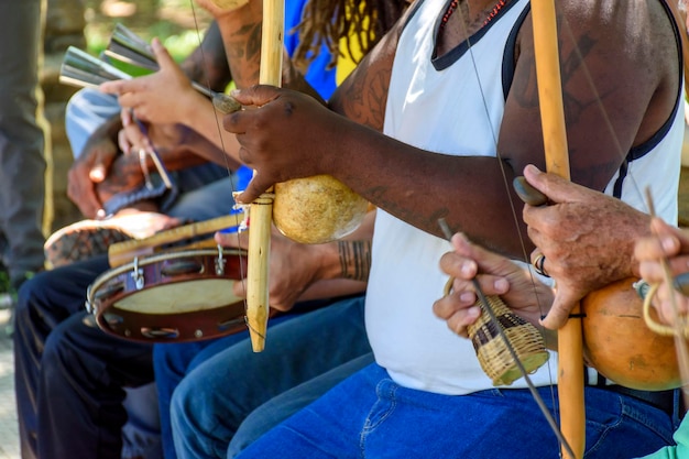 Brasilianisches Musikinstrument, das Berimbau genannt wird, und andere Percursion-Instrumente, die während der Capoeira verwendet werden