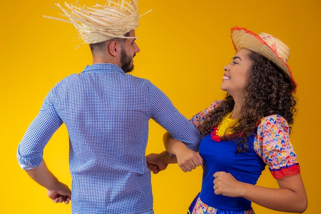 Brasilianisches Paar, das traditionelle Kleidung für Festa Junina June Festival trägt