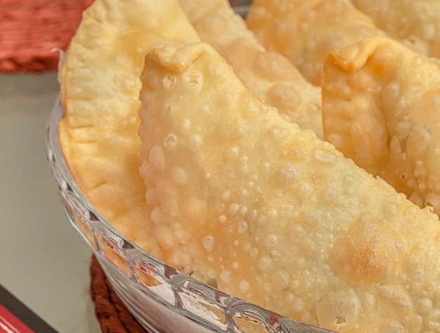 Brasilianisches Pastell, das ein traditioneller brasilianischer herzhafter Snack in der Nahaufnahme ist