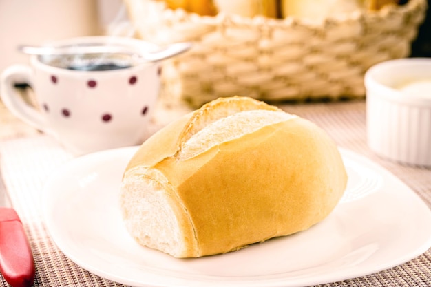 Brasilianisches Salzbrot, das zum Frühstück serviert wird, genannt französisches Brot, knusprig und frisch aus dem Ofen, serviert mit heißem schwarzem Kaffee