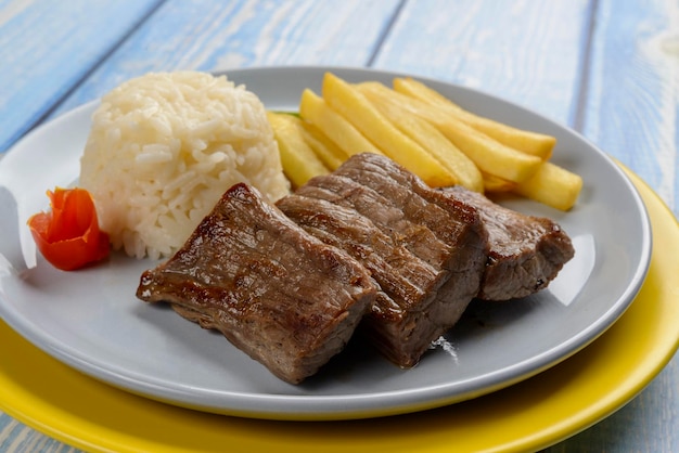 Brasilianisches Sonnenfleischrestaurant Kindermenü Carne de Sol mit weißem Reis und Pommes