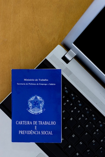 Brasilianisches Sozialversicherungsdokument auf Computer, Hintergrundholztisch