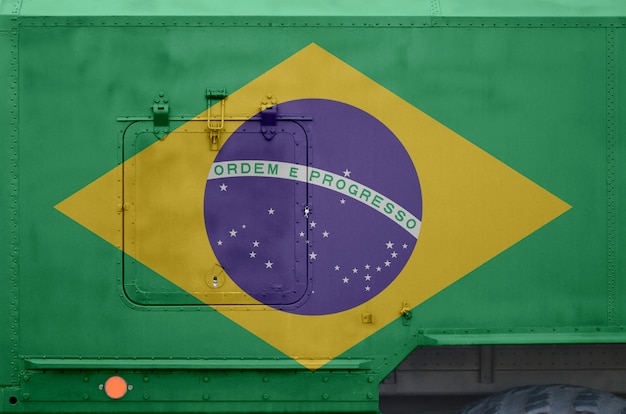 Brasilien-Flagge auf Seitenteil der militärischen gepanzerten LKW-Nahaufnahme dargestellt. Konzeptioneller Hintergrund der Streitkräfte