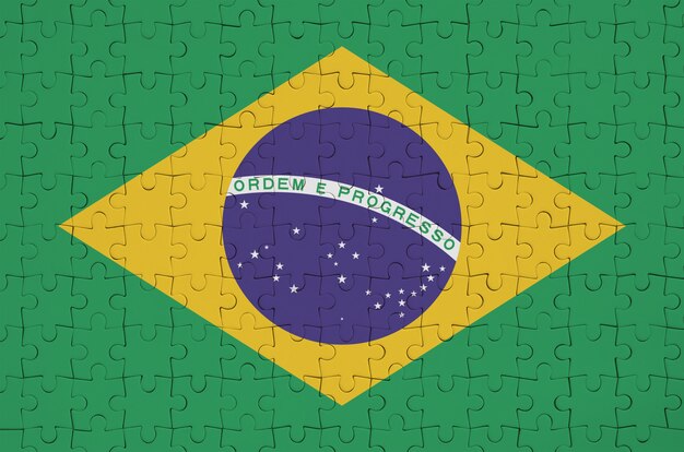 Brasilien Flagge ist auf einem gefalteten Puzzle dargestellt