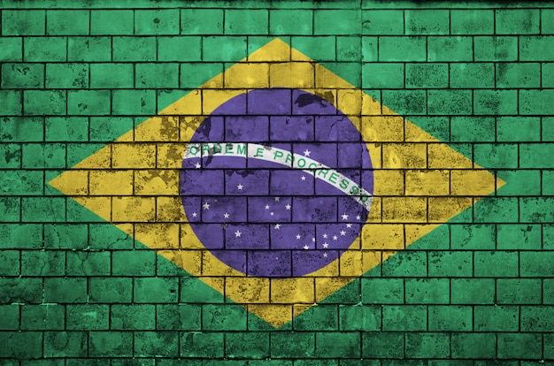 Brasilien-Flagge wird auf eine alte Backsteinmauer gemalt
