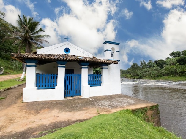 BRASILIEN ILHEUS BAHIA 18. Dezember 2022 Blick auf die Kapelle von Nossa Senhora de Santana am Rio de Engenho in der Stadt Ilheus Bahia