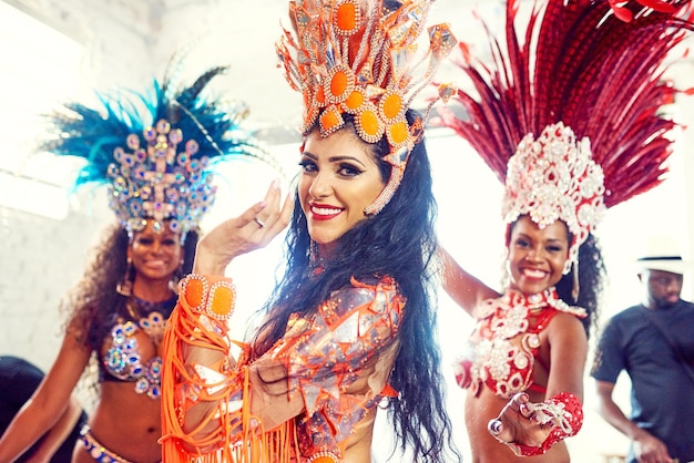 Brasilien Porträt und Karneval mit einer Freundin im Freien, um während einer Festivalveranstaltung oder Feier zu tanzen Party Rio de Janeiro und Mode mit einer Frauen- und Freundesgruppe, die für die Tradition tanzt