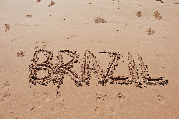 Brasilien-Wort geschrieben auf Sandstrand