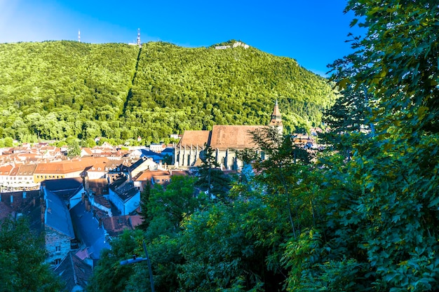 Brasov, Romênia. A Igreja Negra e a montanha de Tampa