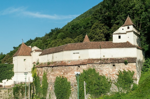 Foto brasov rumänien 10. august 2019 die weavers bastion bastionul tesatorilor mit einem mittelalterlichen museum in brasov rumänien