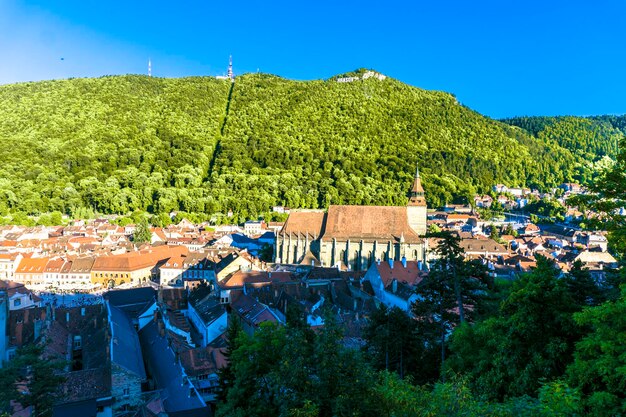 Brasov, Rumania. La iglesia negra y la montaña de Tampa