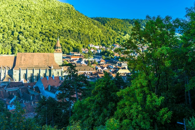 Brasov, Rumania. La iglesia negra y la montaña de Tampa