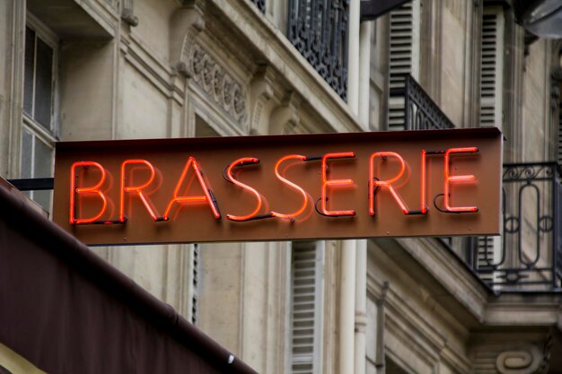 Brasserie-Schild in Paris