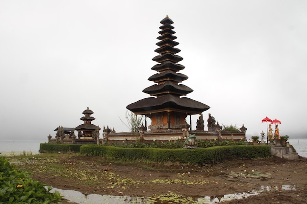 Bratan temple com um grande nevoeiro atrás da indonésia