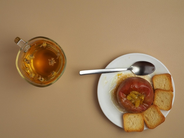 Bratapfel-Toast und Kamillentee Diät-Dessert