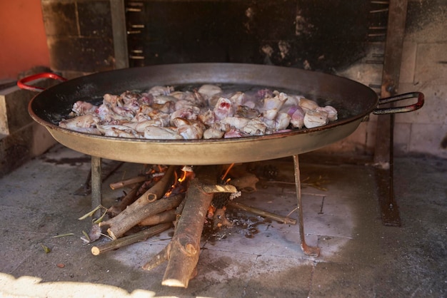 Braten des Fleisches für eine Paella