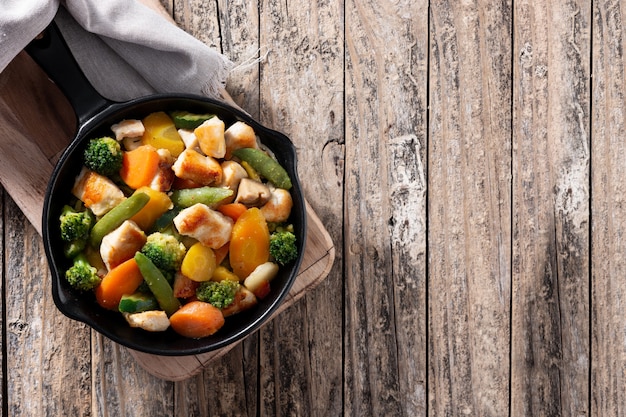 Braten Sie das Huhn mit Gemüse an