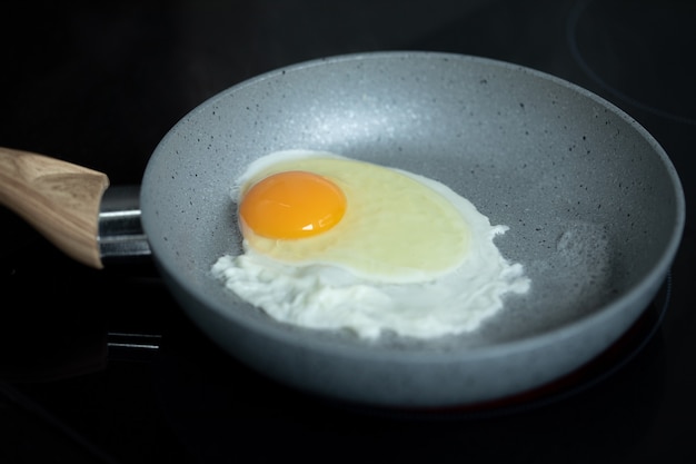 Braten Sie Ei in der Pfanne Frühstück einfaches Kochen in der Küche