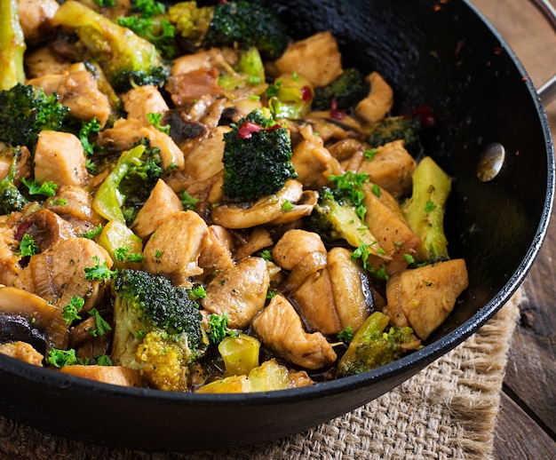 Braten Sie Huhn mit Brokkoli und Pilzen - chinesisches Essen