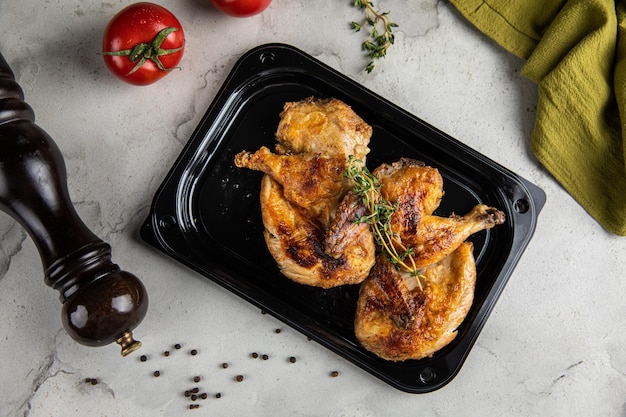 Brathähnchen Essen mit Tomate Gegrilltes Hähnchenbrustfilet frische Tomaten Gemüsesalat