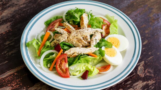 Brathähnchen mit gekochtem Eiersalat.