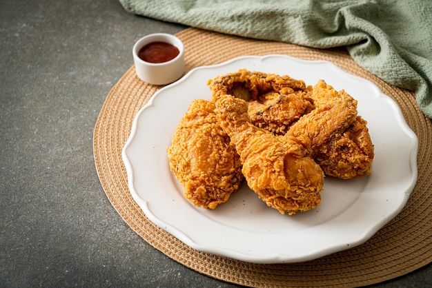 Brathähnchen mit Ketchup auf dem Teller - ungesundes Essen