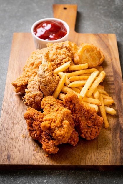 Brathähnchen mit Pommes Frites und Nuggets Mahlzeit. Junk Food und ungesundes Essen