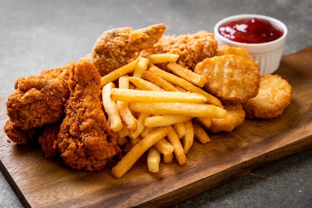 Brathähnchen mit Pommes Frites und Nuggets Mahlzeit