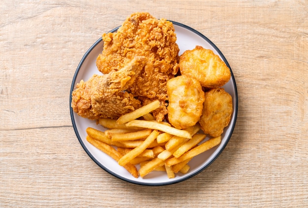 Brathähnchen mit Pommes Frites und Nuggets Mahlzeit