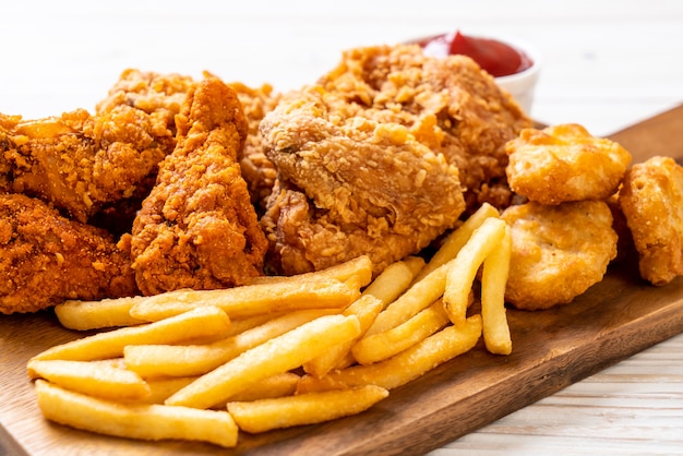 Brathähnchen mit Pommes Frites und Nuggets Mahlzeit