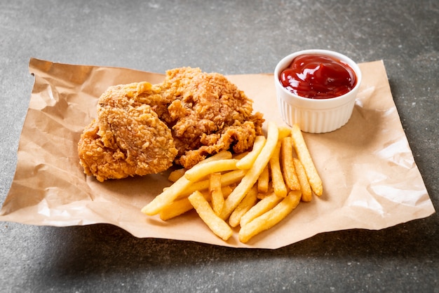 Brathähnchen mit Pommes Frites und Nuggets Mahlzeit