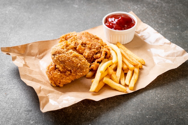 Brathähnchen mit Pommes Frites und Nuggets Mahlzeit